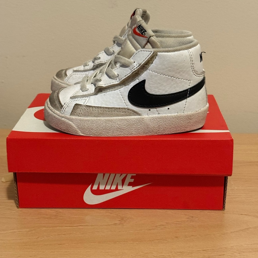 Nike Toddler White and Black Sneakers 7c